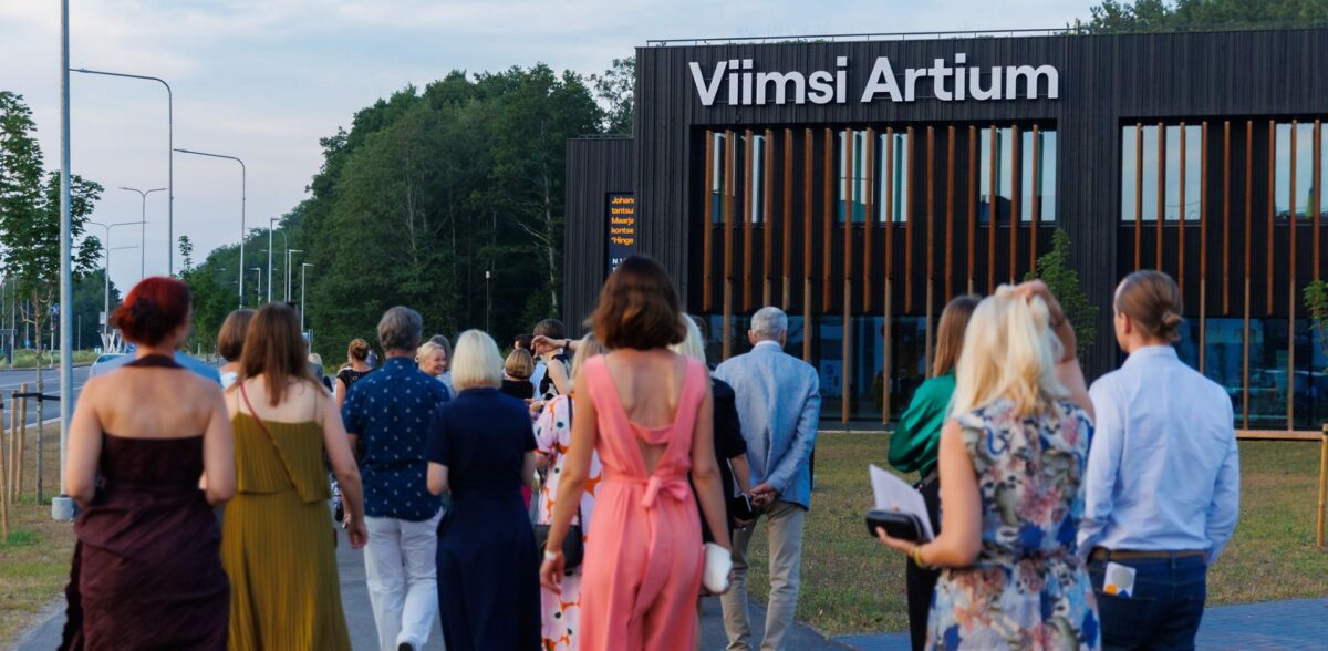 Pidulikult riietatud inimesed kõndimas Viimsi Artiumi poole.