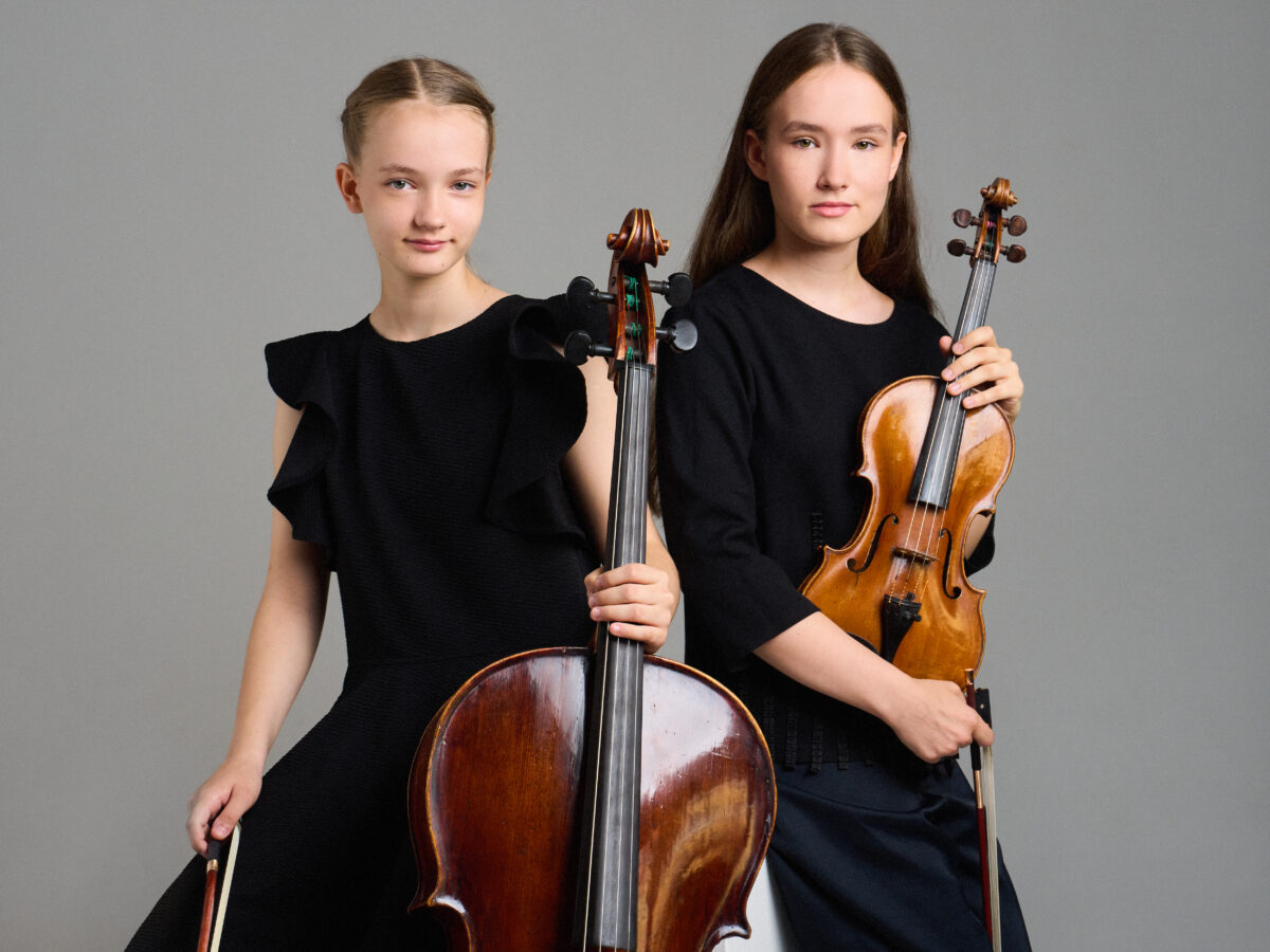 Kaupo Kikkase foto. Pildil muusikutest õed Anna Katarina (viiuliga) ja Aleksandra Maria Tralla (tšelloga).